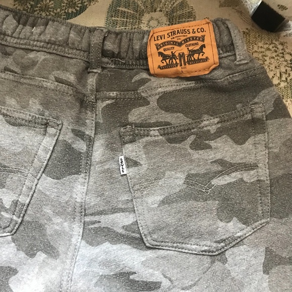 Levi’s Grey Camo Knit Jogger - youth large (12-13 years) - Picture 4 of 7